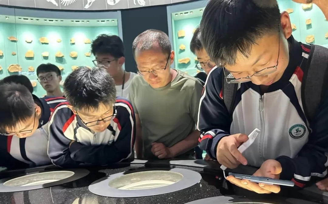 昆一中晋宁学校学子赴抚仙湖开展劳动与古生物遗址研学活动
