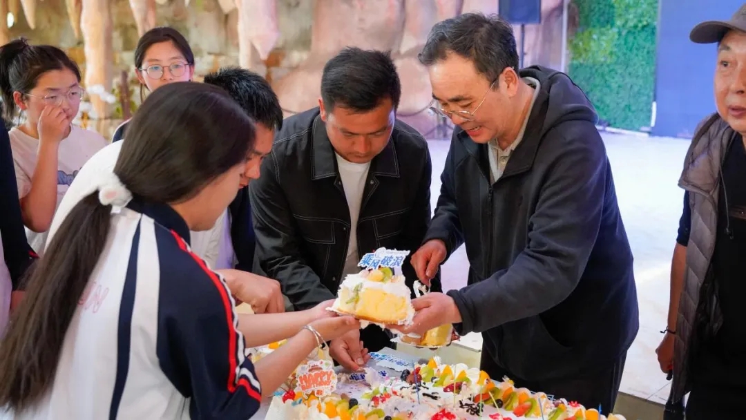 昆一中晋宁学校学子赴抚仙湖开展劳动与古生物遗址研学活动