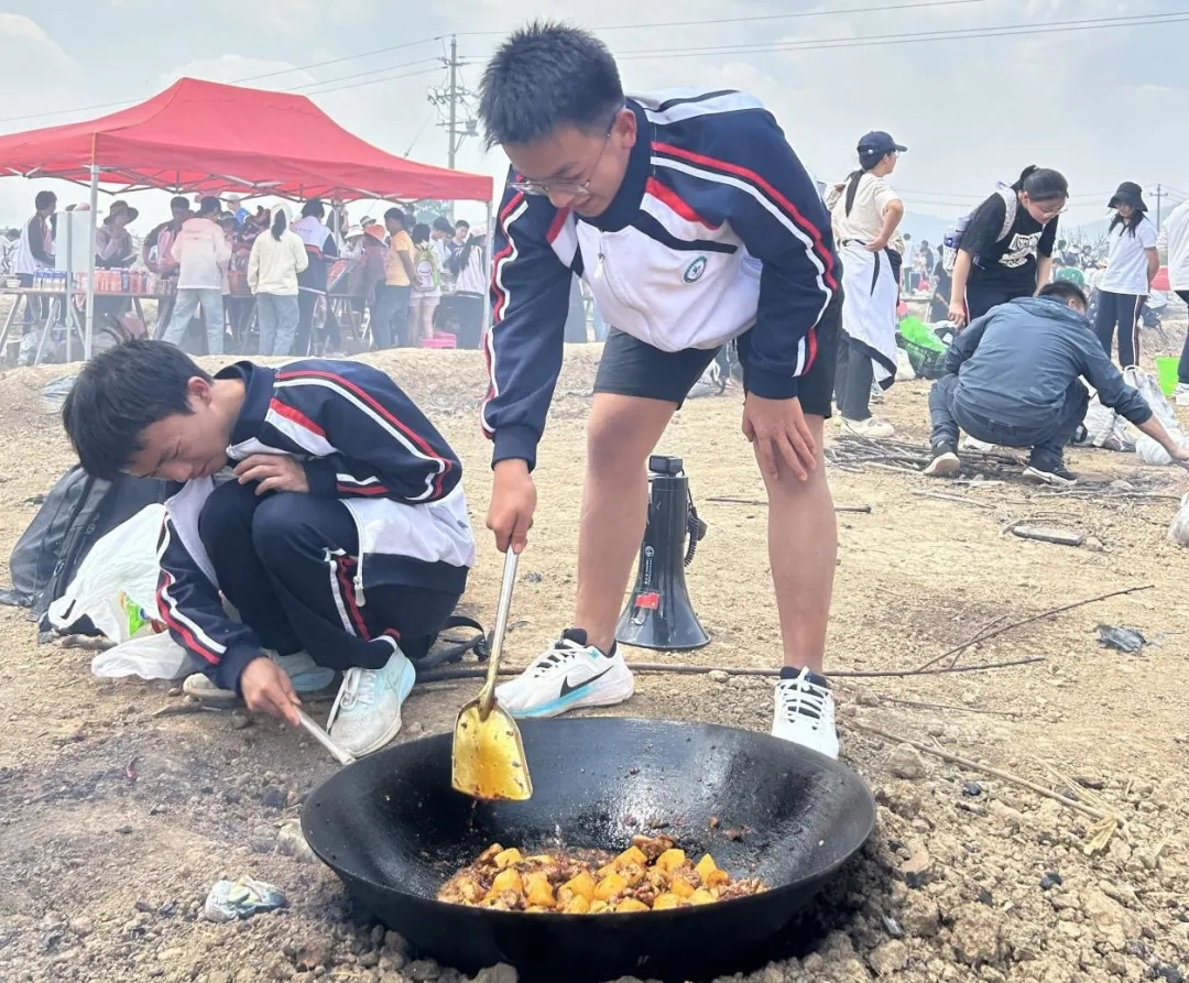 昆一中晋宁学校学子赴抚仙湖开展劳动与古生物遗址研学活动