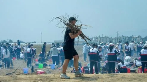 昆一中晋宁学校学子赴抚仙湖开展劳动与古生物遗址研学活动
