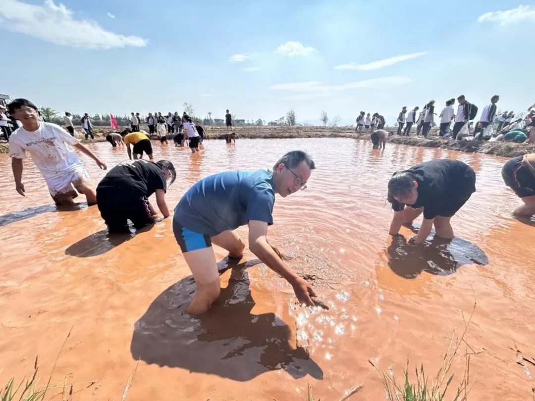 昆一中晋宁学校学子赴抚仙湖开展劳动与古生物遗址研学活动
