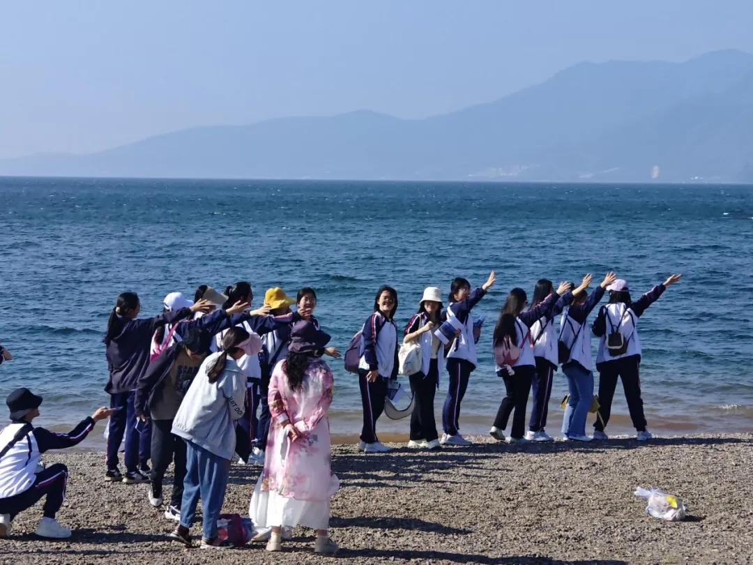 昆一中晋宁学校学子赴抚仙湖开展劳动与古生物遗址研学活动