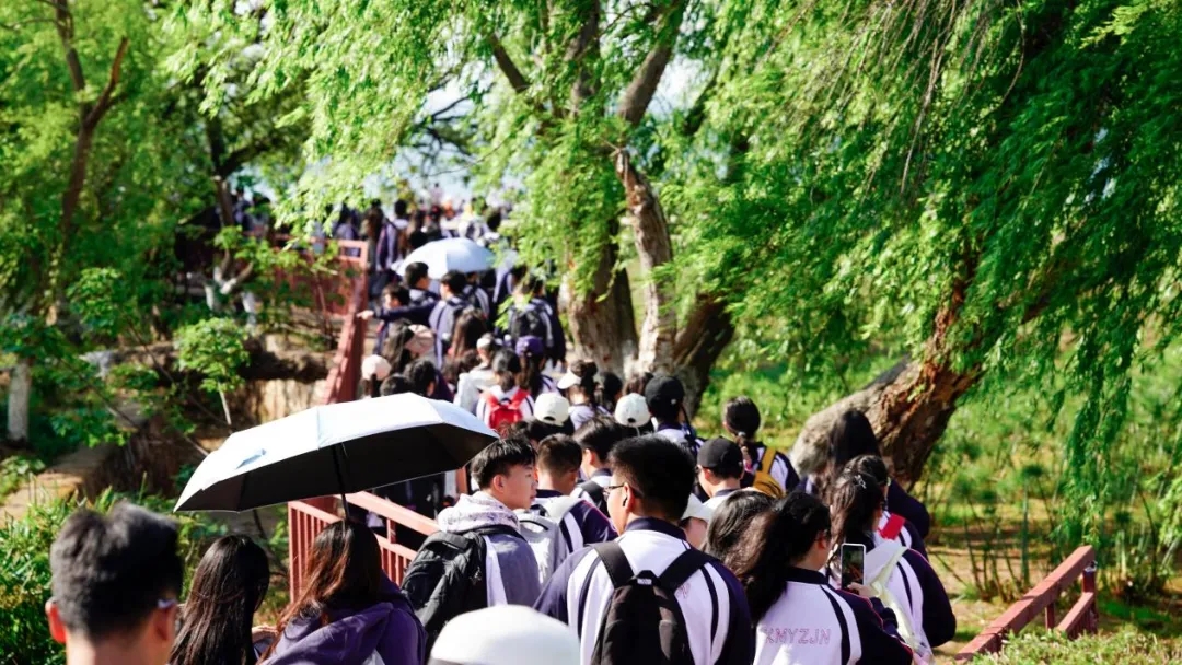 昆一中晋宁学校学子赴抚仙湖开展劳动与古生物遗址研学活动