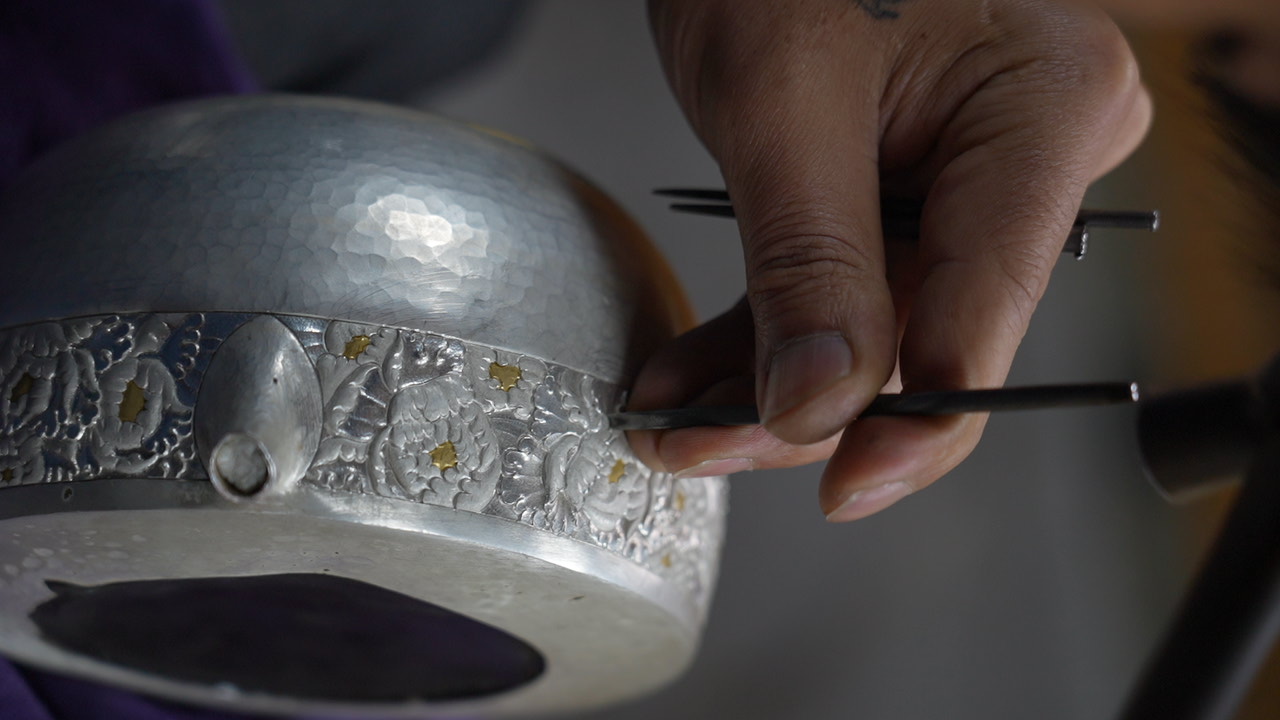 追风逐花 爱在大理 | 鹤庆银器里的錾刻美学：金银铜的交响乐