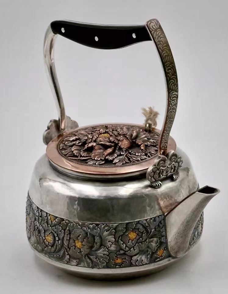 追风逐花 爱在大理 | 鹤庆银器里的錾刻美学：金银铜的交响乐