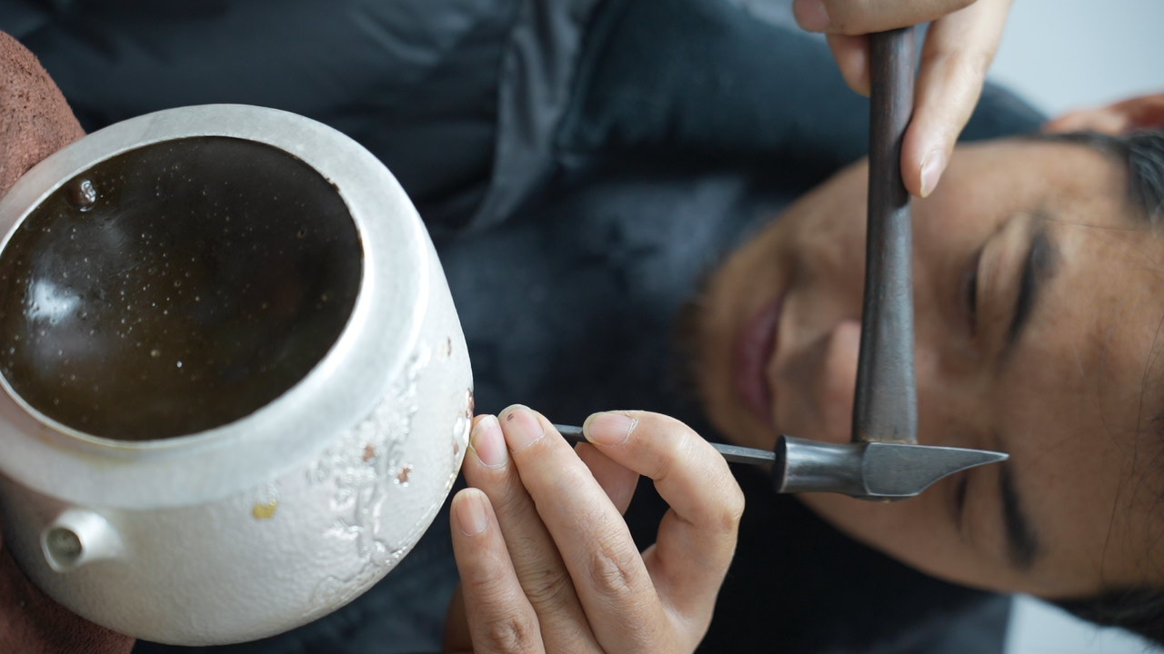 追风逐花 爱在大理 | 鹤庆银器里的錾刻美学：金银铜的交响乐