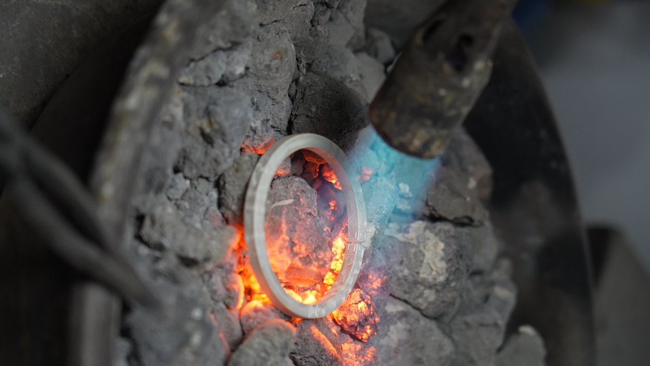 追风逐花 爱在大理 | 鹤庆银器里的錾刻美学：金银铜的交响乐