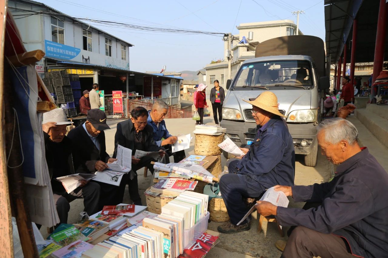 每天来看书的人很多，大家一边阅读一边交流读书感想。（采访传编辑）他们年过七旬，一身书香！来看看大理两位“最美阅读推广人”的故事…….jpg