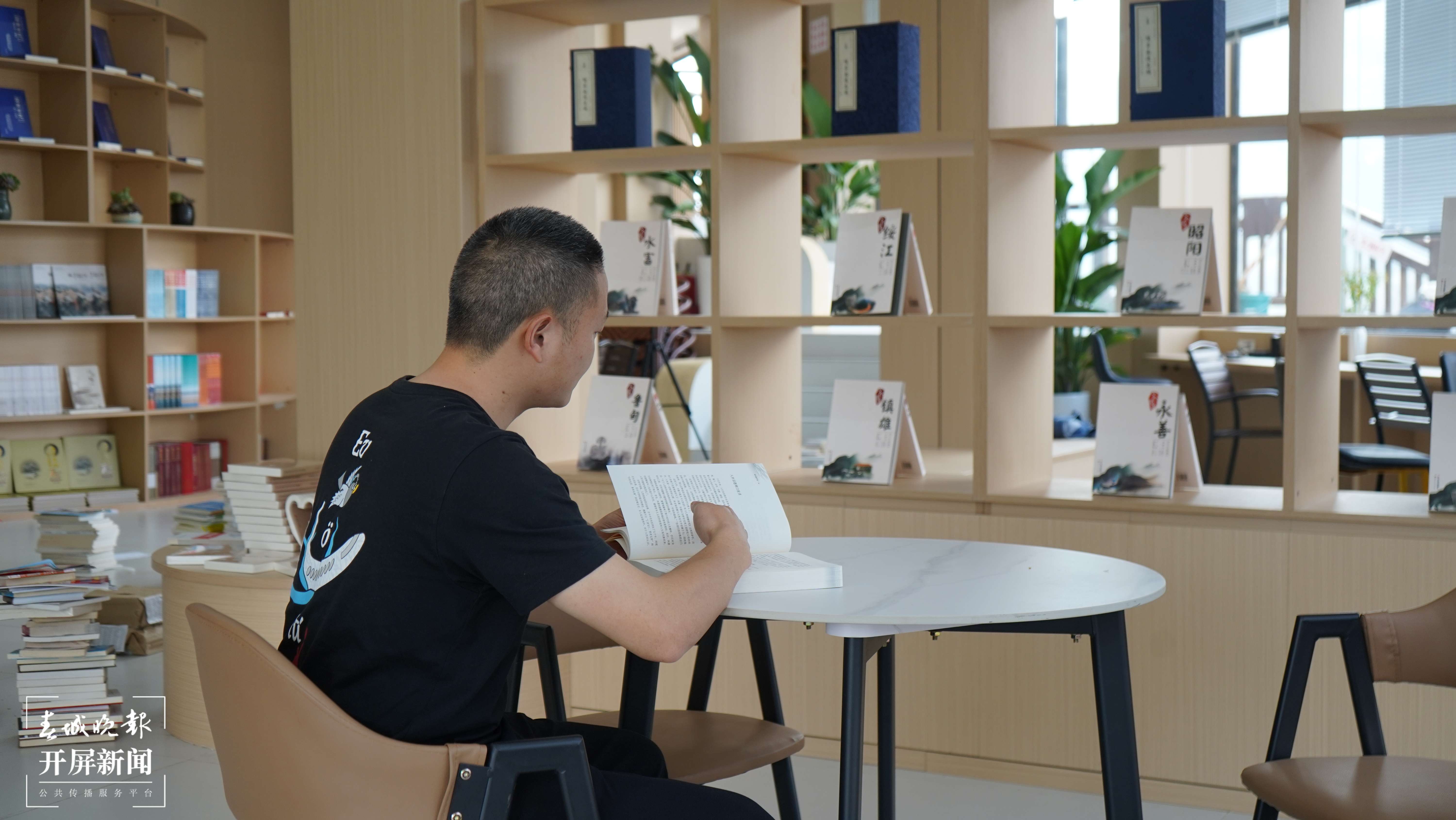 20240411一名读者专心阅读.JPG