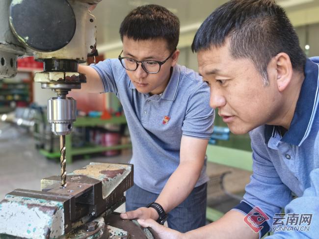 云南中烟“劳动者风采”|师傅的“小绿车”