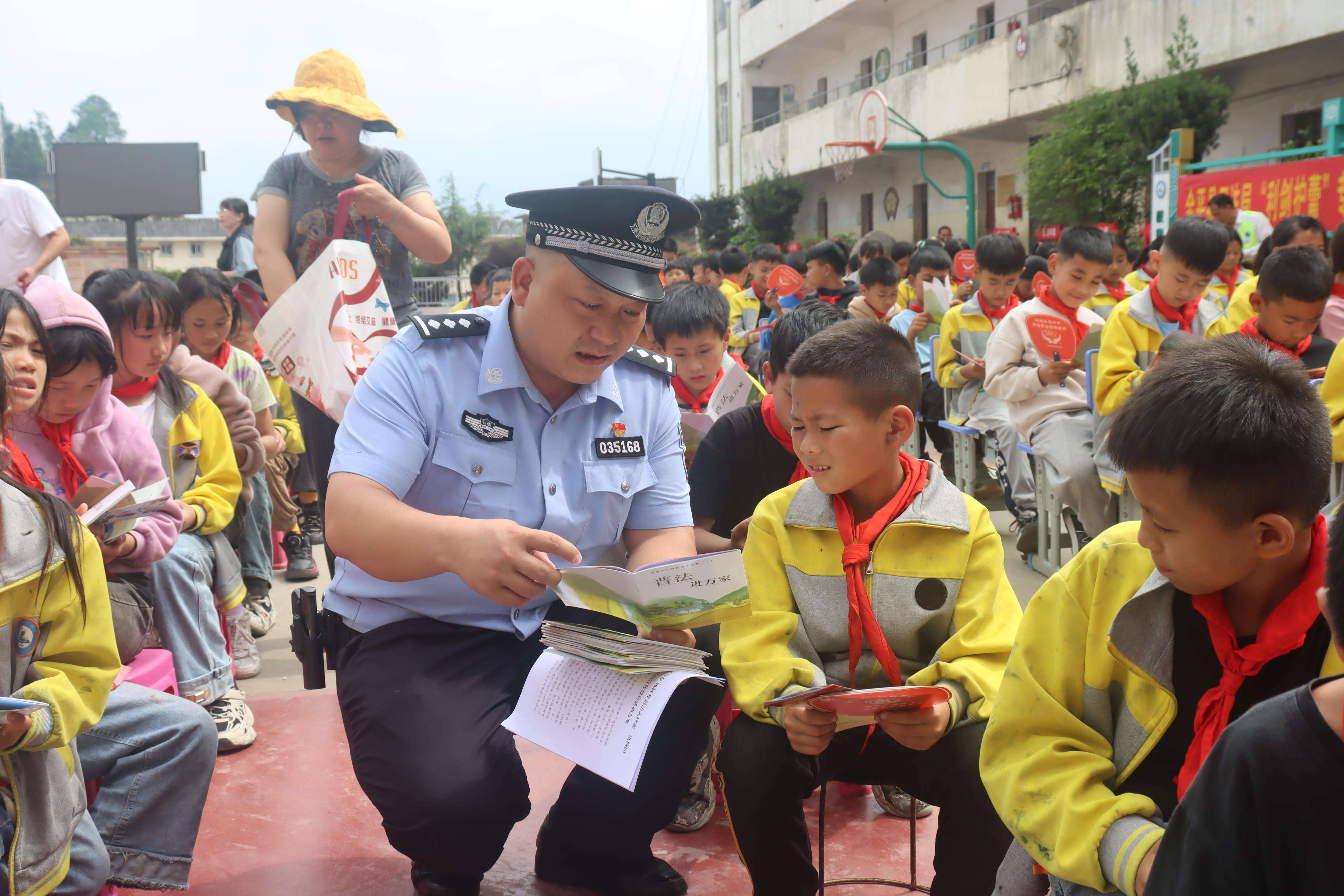 公安干警向小学生宣传法律知识（杨俊平  摄）IMG_9006.JPG