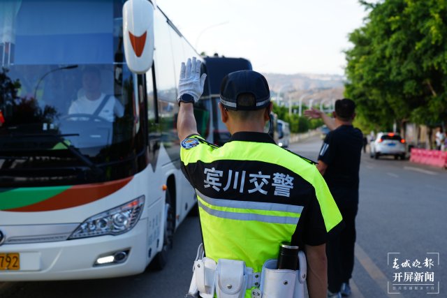 (采访传编辑)高考首日 警方开启“高考勤务”全力护航 (8).JPG