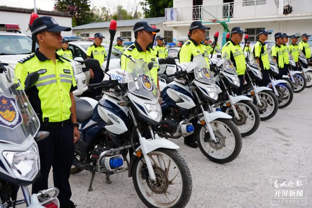 (采访传编辑)高考首日 警方开启“高考勤务”全力护航 (18).JPG