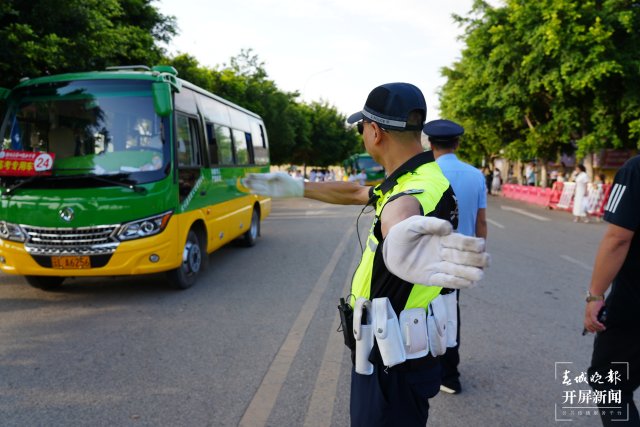 (采访传编辑)高考首日 警方开启“高考勤务”全力护航 (7).JPG
