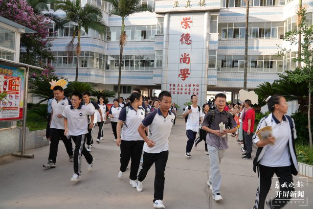 (采访传编辑)高考首日 警方开启“高考勤务”全力护航 (1).JPG