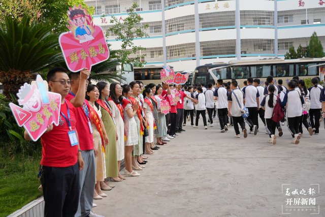 (采访传编辑)高考首日 警方开启“高考勤务”全力护航 (3).JPG