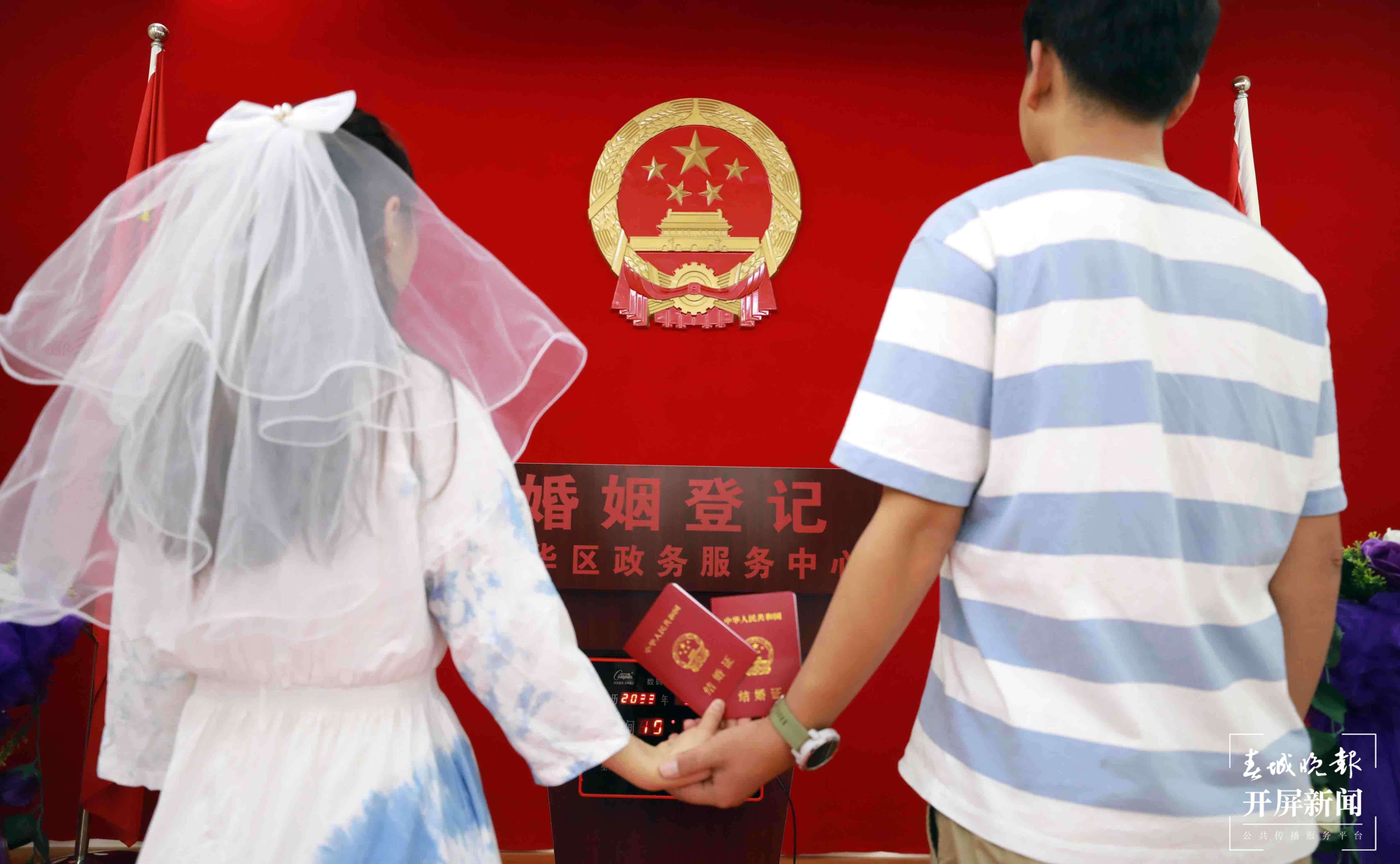 七夕来临 情侣扎堆领证（龙宇丹 摄）