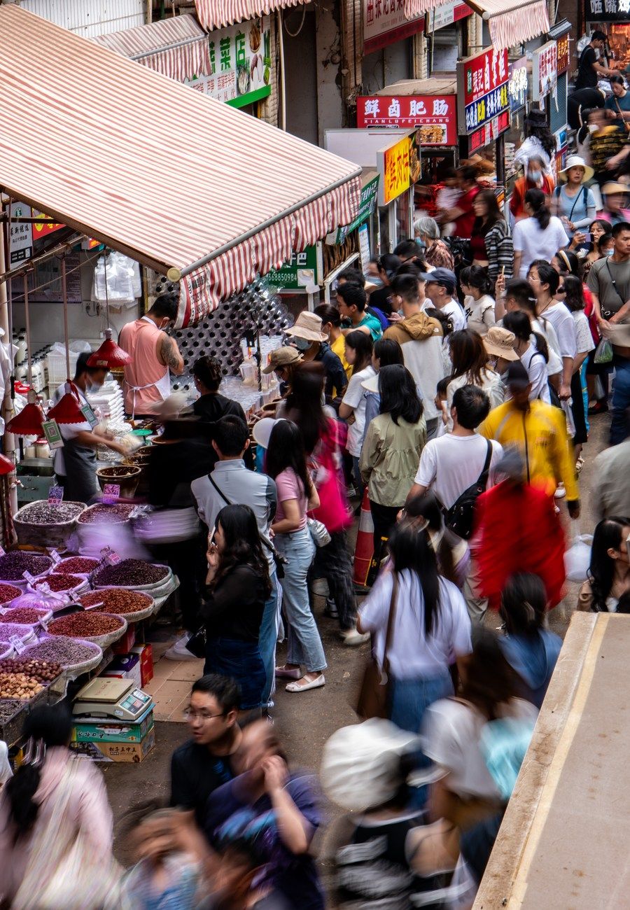 游客在昆明市大观篆新农贸市场排队购买“网红小吃”（7月27日摄）。新华社记者 江文耀 摄.jpg