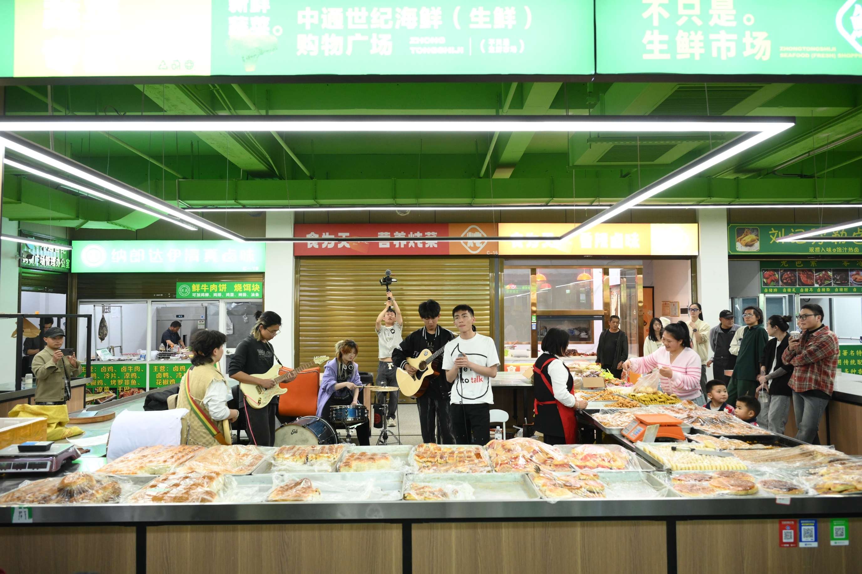 濮曼乐队在鸡蛋糕摊位进行表演.jpg