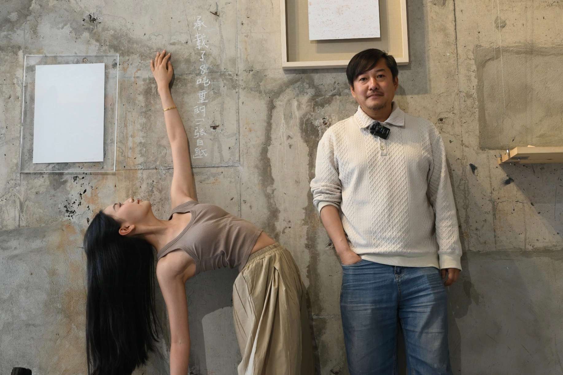 信王军和舞者在《一张白纸》前合照.jpg