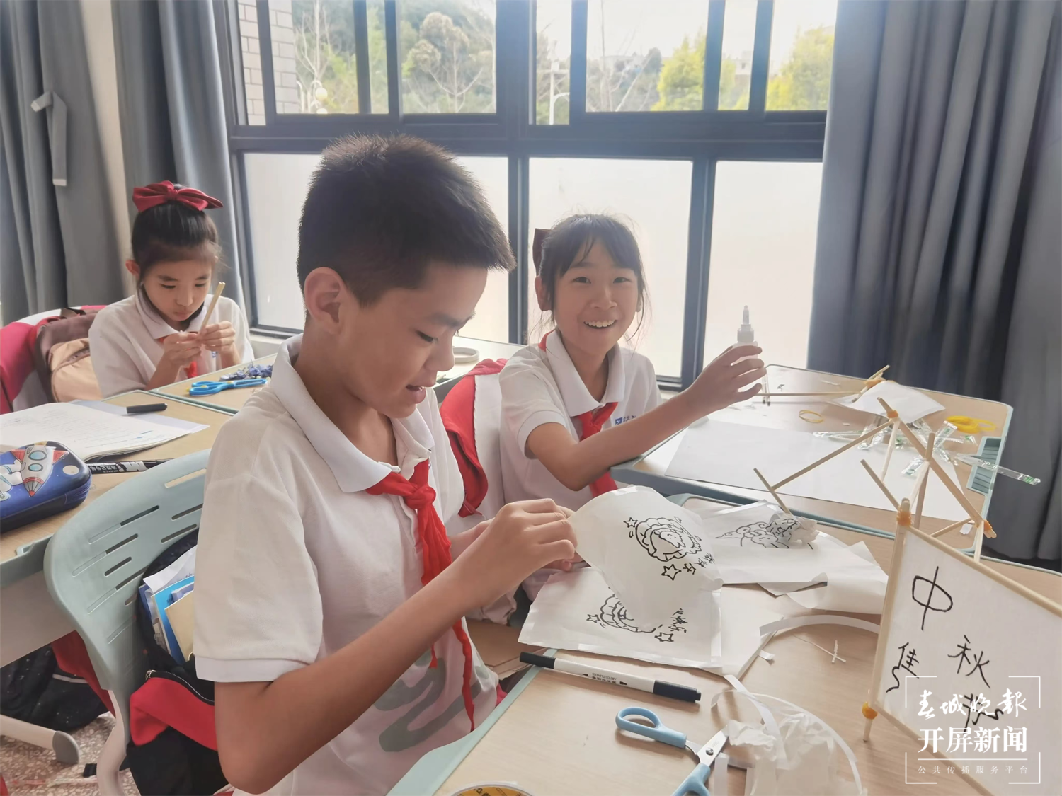 西林附中小学部开展中秋花灯制作活动