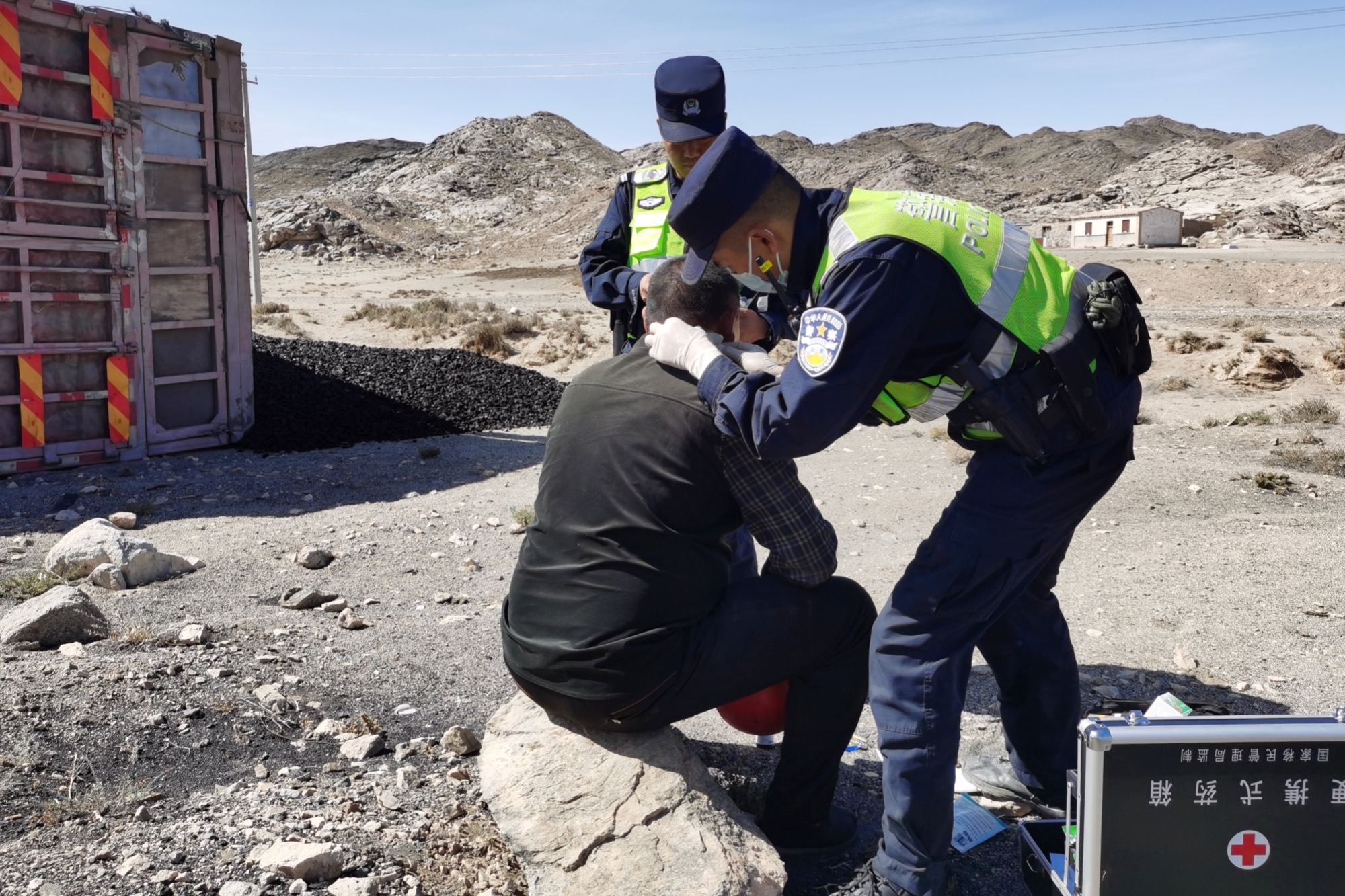 冯春锋(右)和同事开展救助工作.jpg