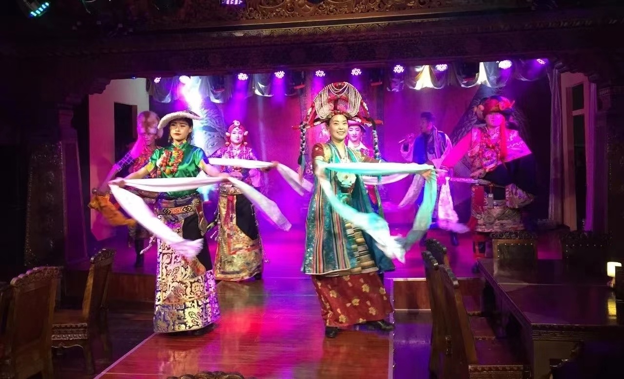 玛吉阿米的藏族歌舞表演 玛吉阿米供图_副本.jpg