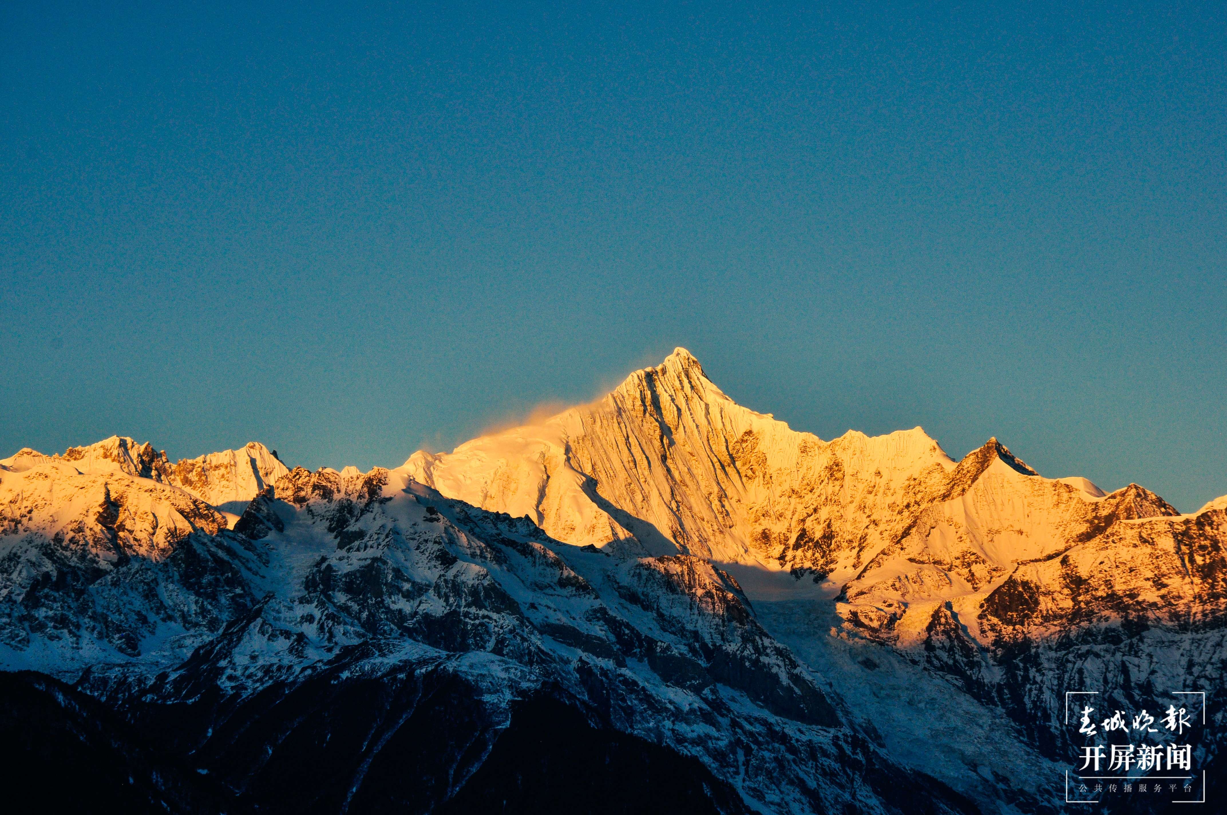 日照金山的梅里雪山 (5).jpg