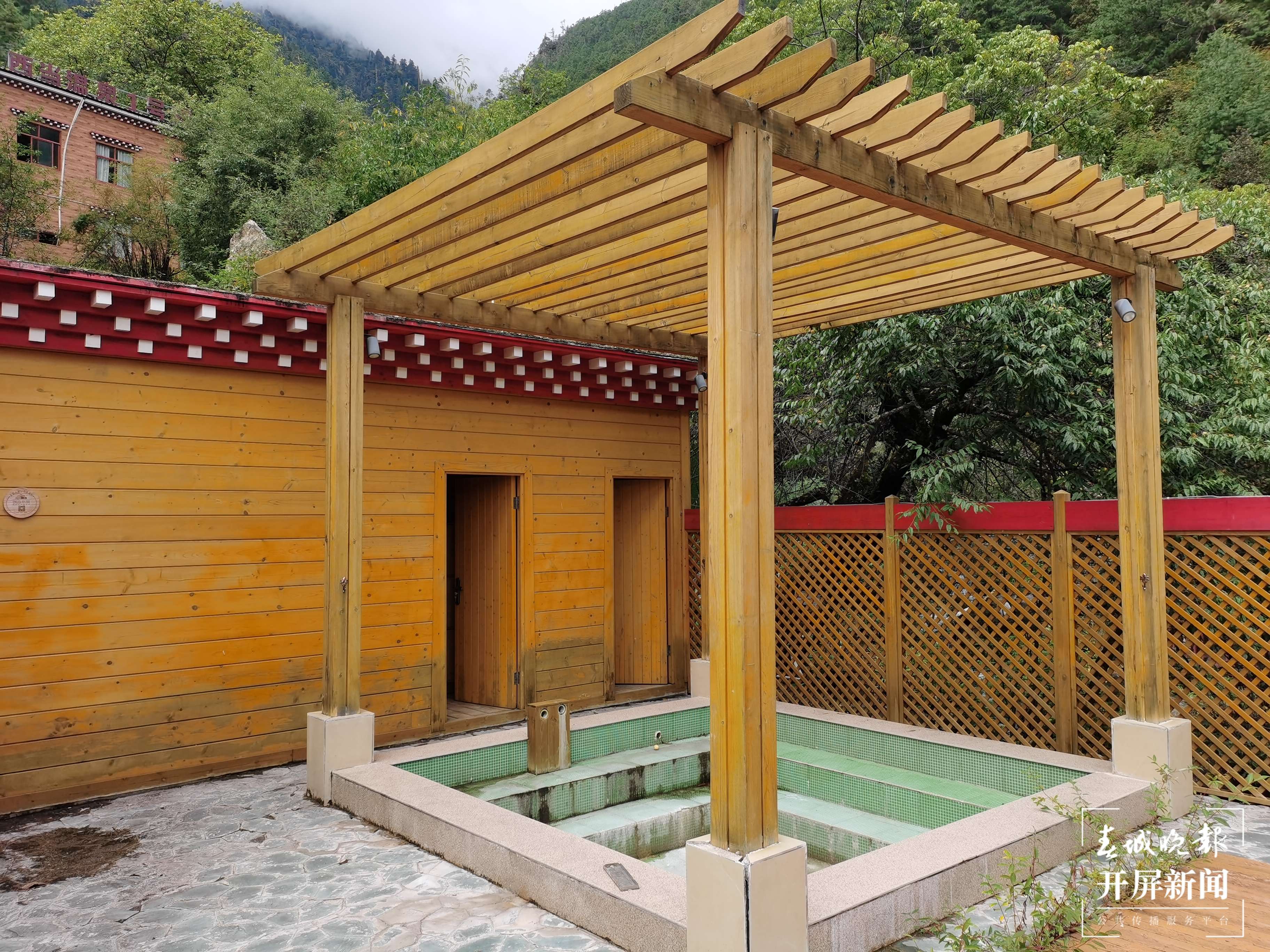 雪山脚下小村子走上农旅融合“蝶变”路 (2).jpg