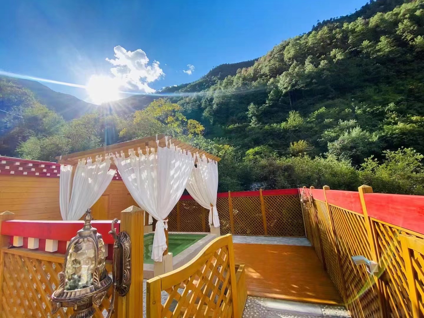 雪山脚下小村子走上农旅融合“蝶变”路 (1).jpg