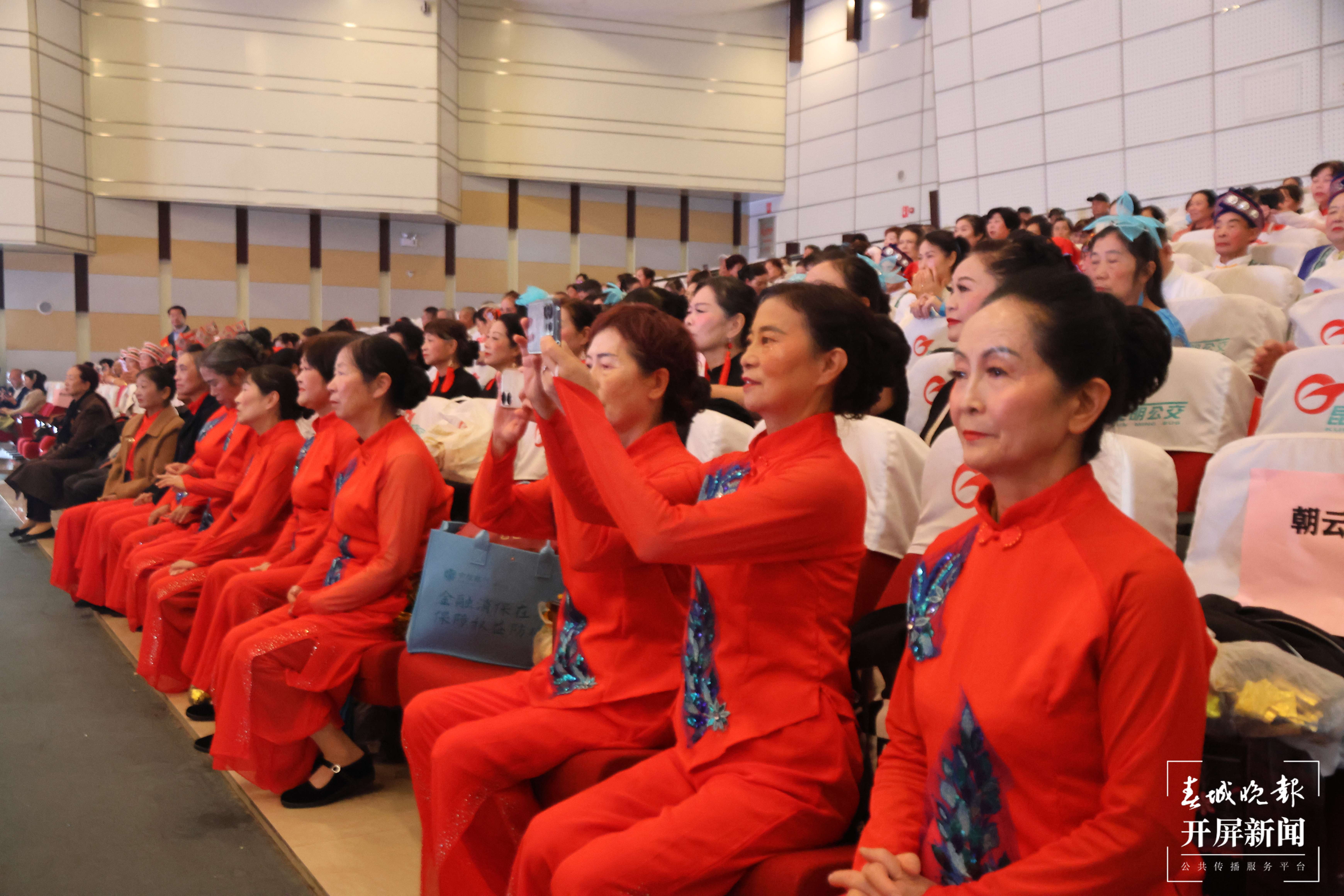 （采访传编辑）银龄风采耀舞台！昆明公交邀老年艺术团欢庆重阳2.JPG