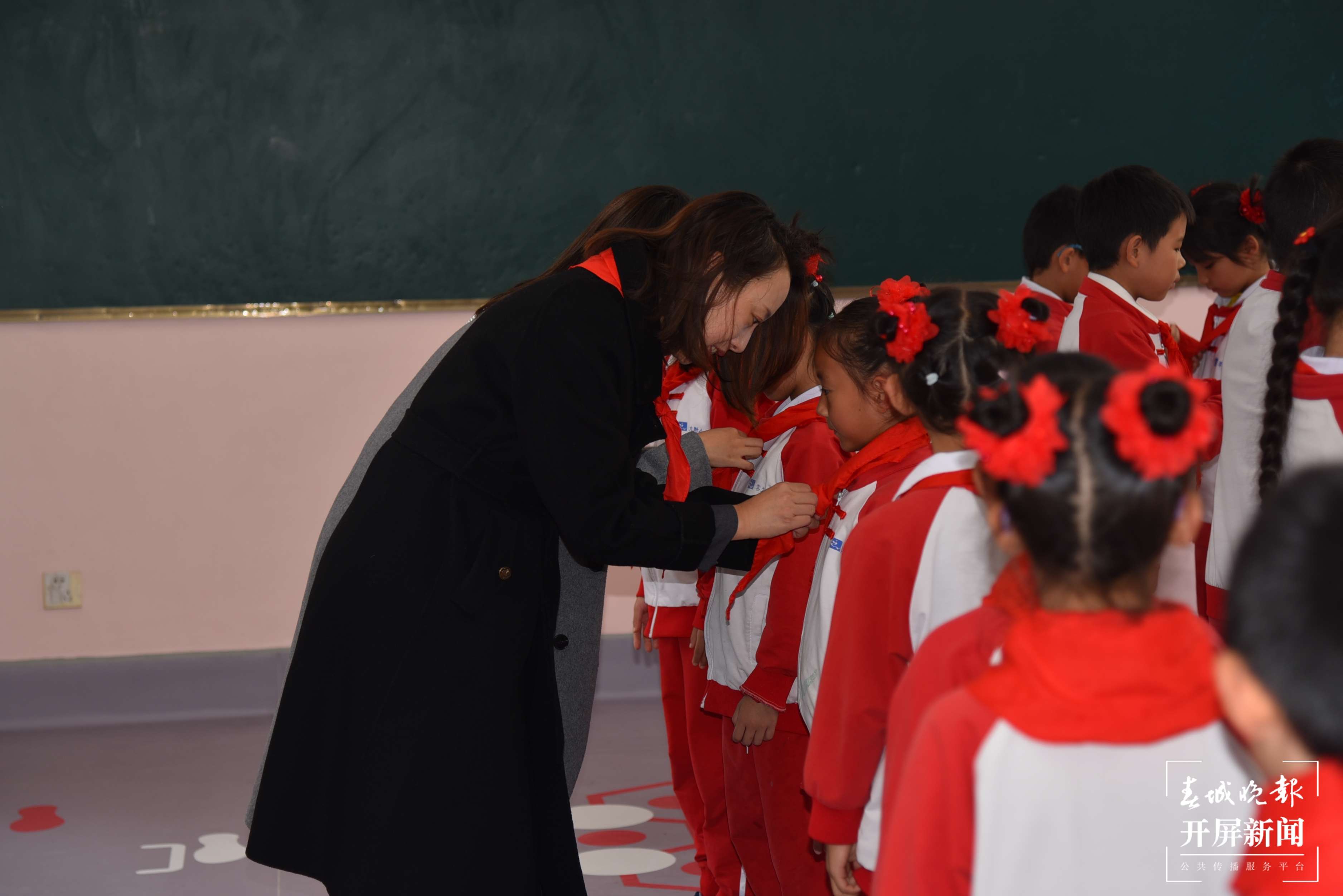 西林附中小学部举行第二批少先队入队仪式