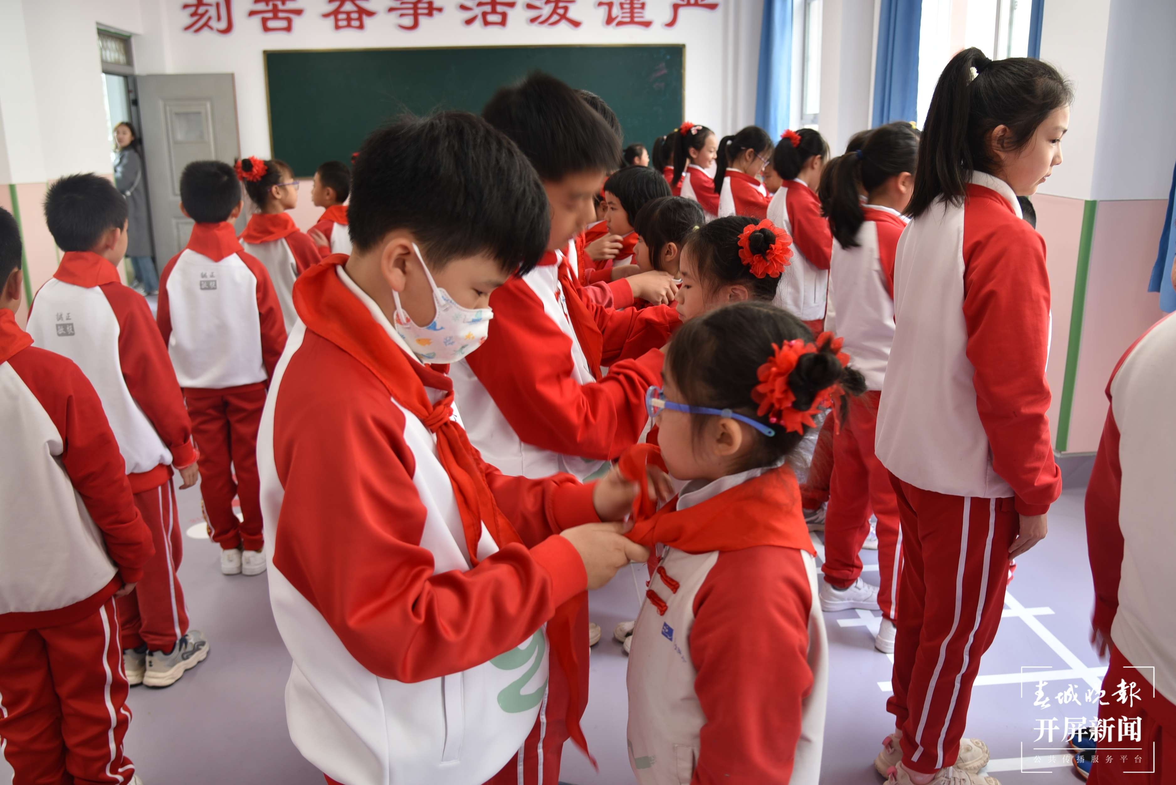 西林附中小学部举行第二批少先队入队仪式