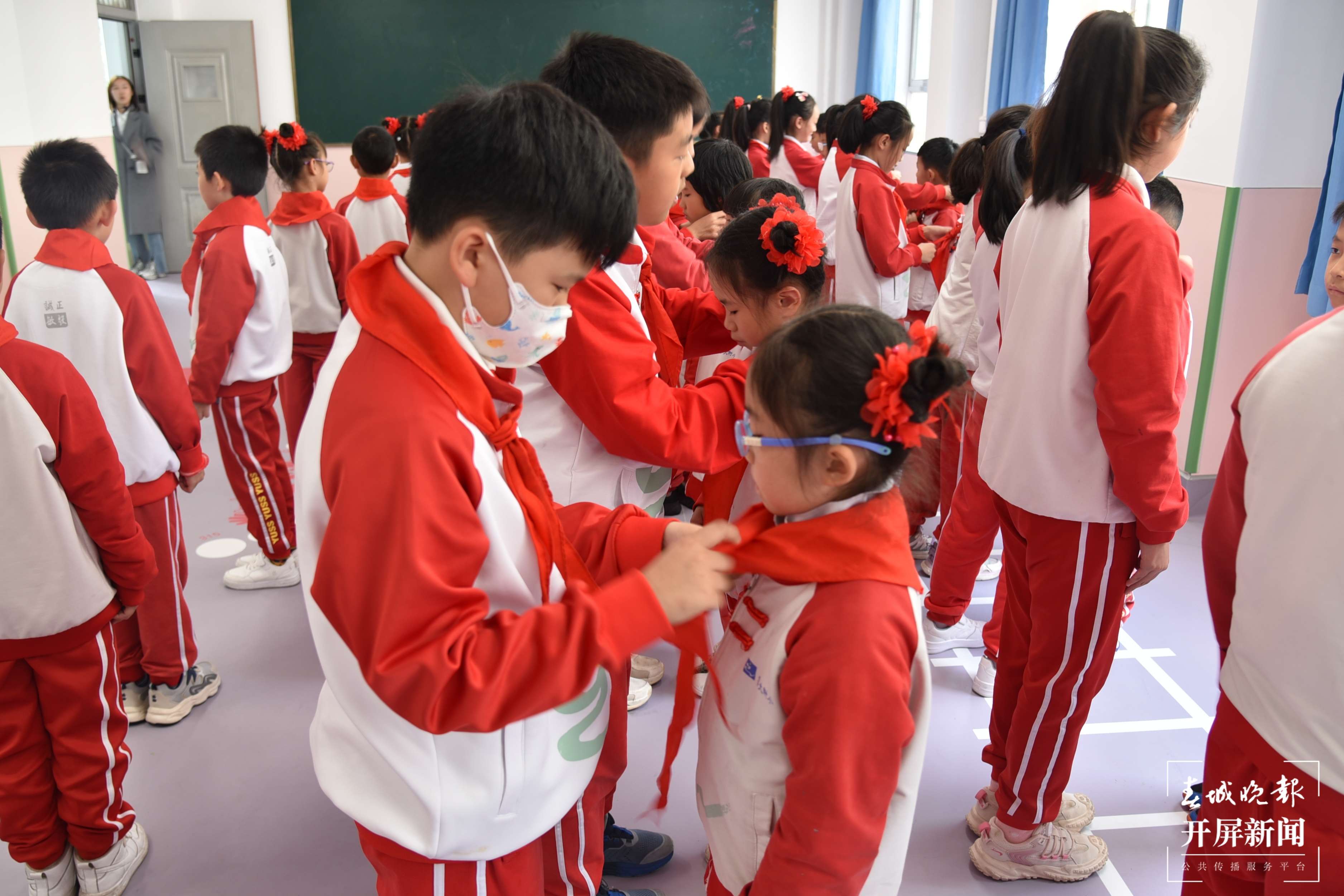 西林附中小学部举行第二批少先队入队仪式