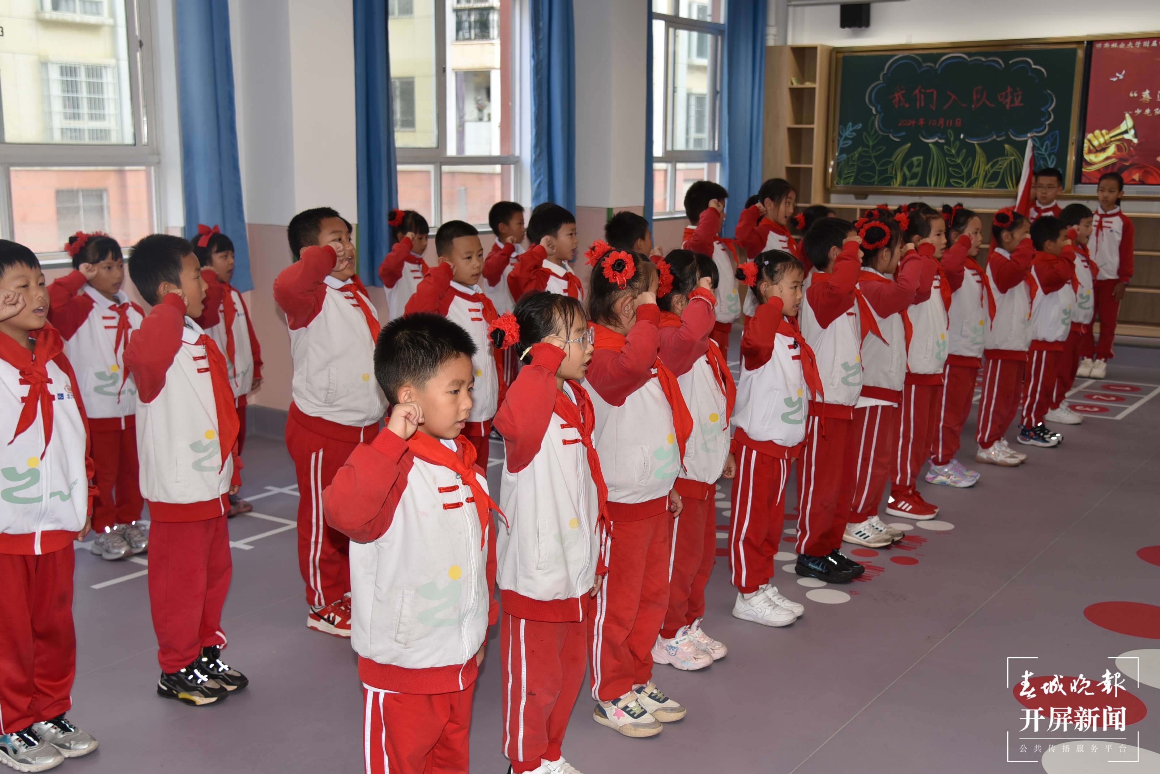 西林附中小学部举行第二批少先队入队仪式