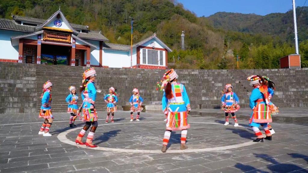 沿着边境看中国 | 云南腾冲国门新村：百年“黑泥塘”变身鱼跃果丰的“桃花源”