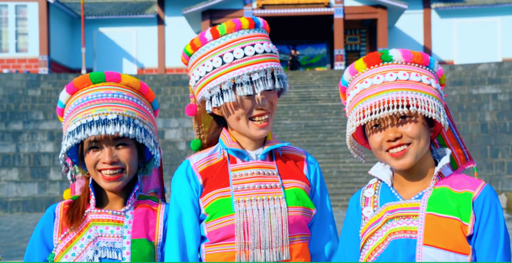 沿着边境看中国 | 云南腾冲国门新村：百年“黑泥塘”变身鱼跃果丰的“桃花源”