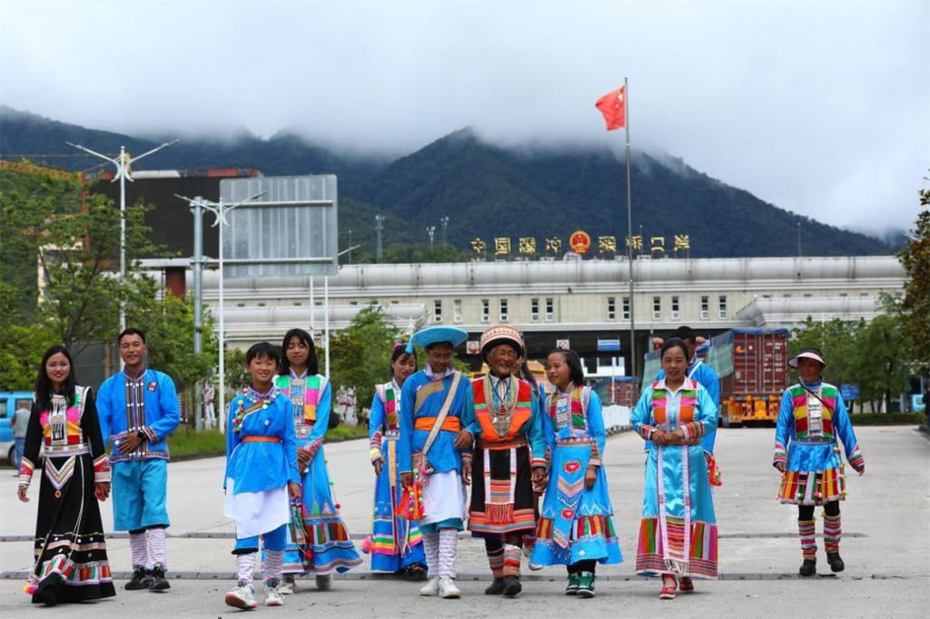 沿着边境看中国 | 云南腾冲国门新村：百年“黑泥塘”变身鱼跃果丰的“桃花源”