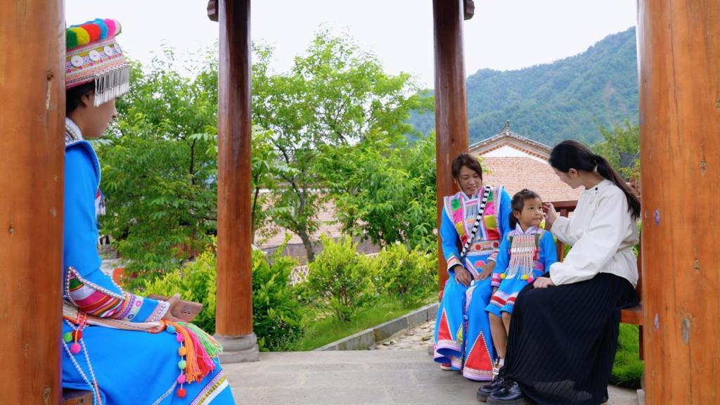 沿着边境看中国 | 云南腾冲国门新村：百年“黑泥塘”变身鱼跃果丰的“桃花源”