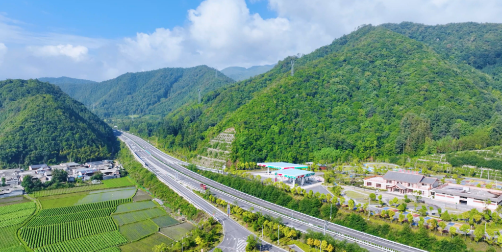 沿着边境看中国 | 云南腾冲国门新村：百年“黑泥塘”变身鱼跃果丰的“桃花源”