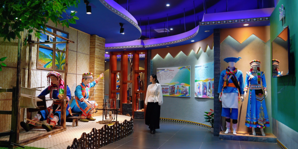 沿着边境看中国 | 云南腾冲国门新村：百年“黑泥塘”变身鱼跃果丰的“桃花源”