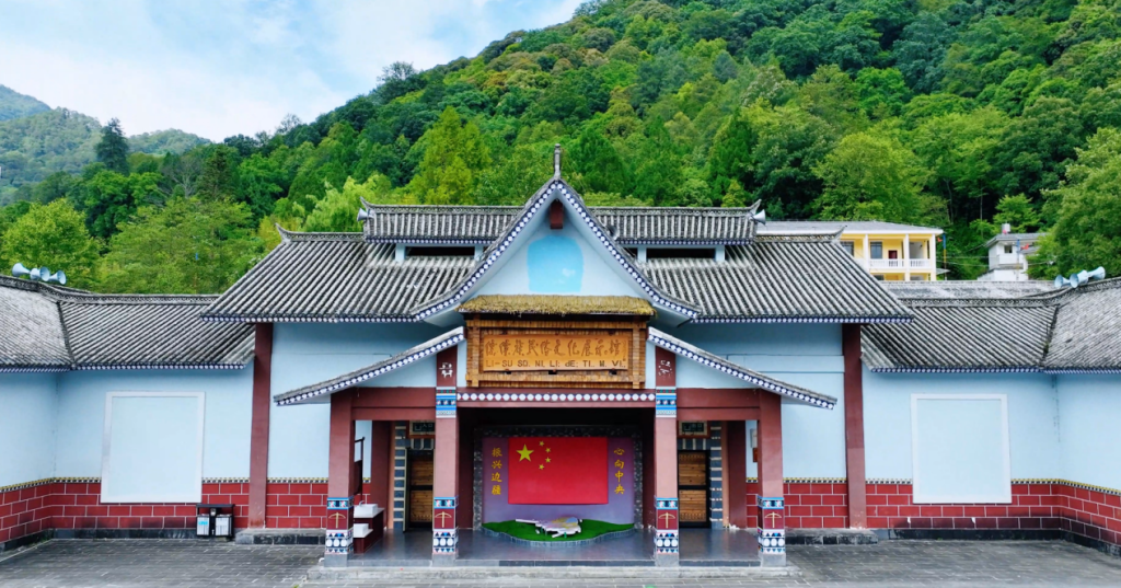 沿着边境看中国 | 云南腾冲国门新村：百年“黑泥塘”变身鱼跃果丰的“桃花源”