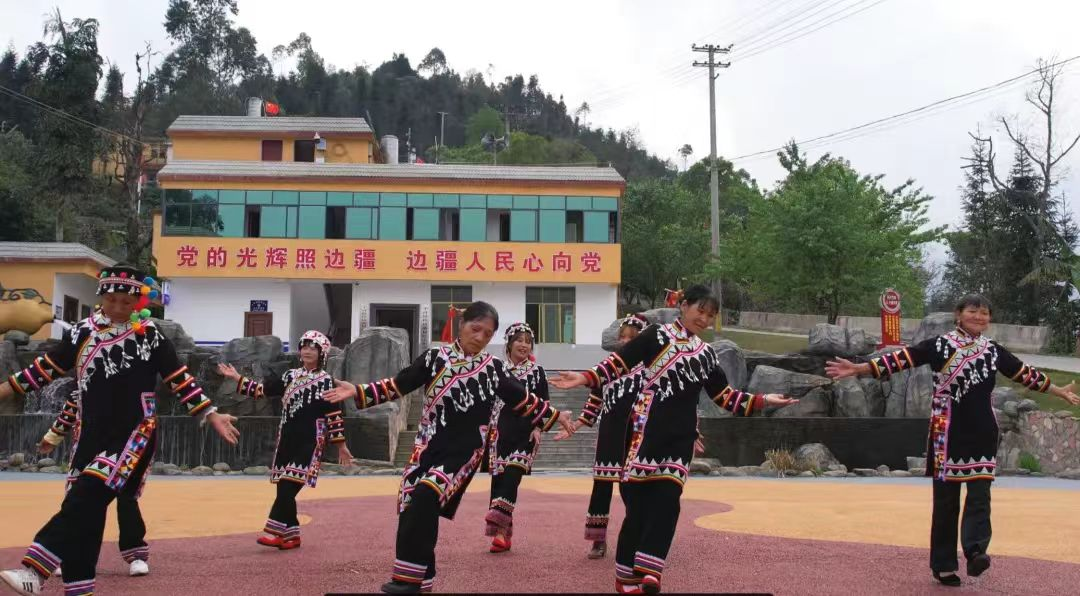 沿着边境看中国 | 云南绿春拉祜寨：古木庐到现代居 “千年跨越”展新颜