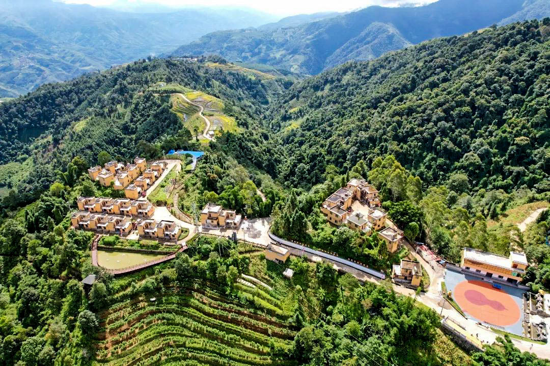 沿着边境看中国 | 云南绿春拉祜寨：古木庐到现代居 “千年跨越”展新颜