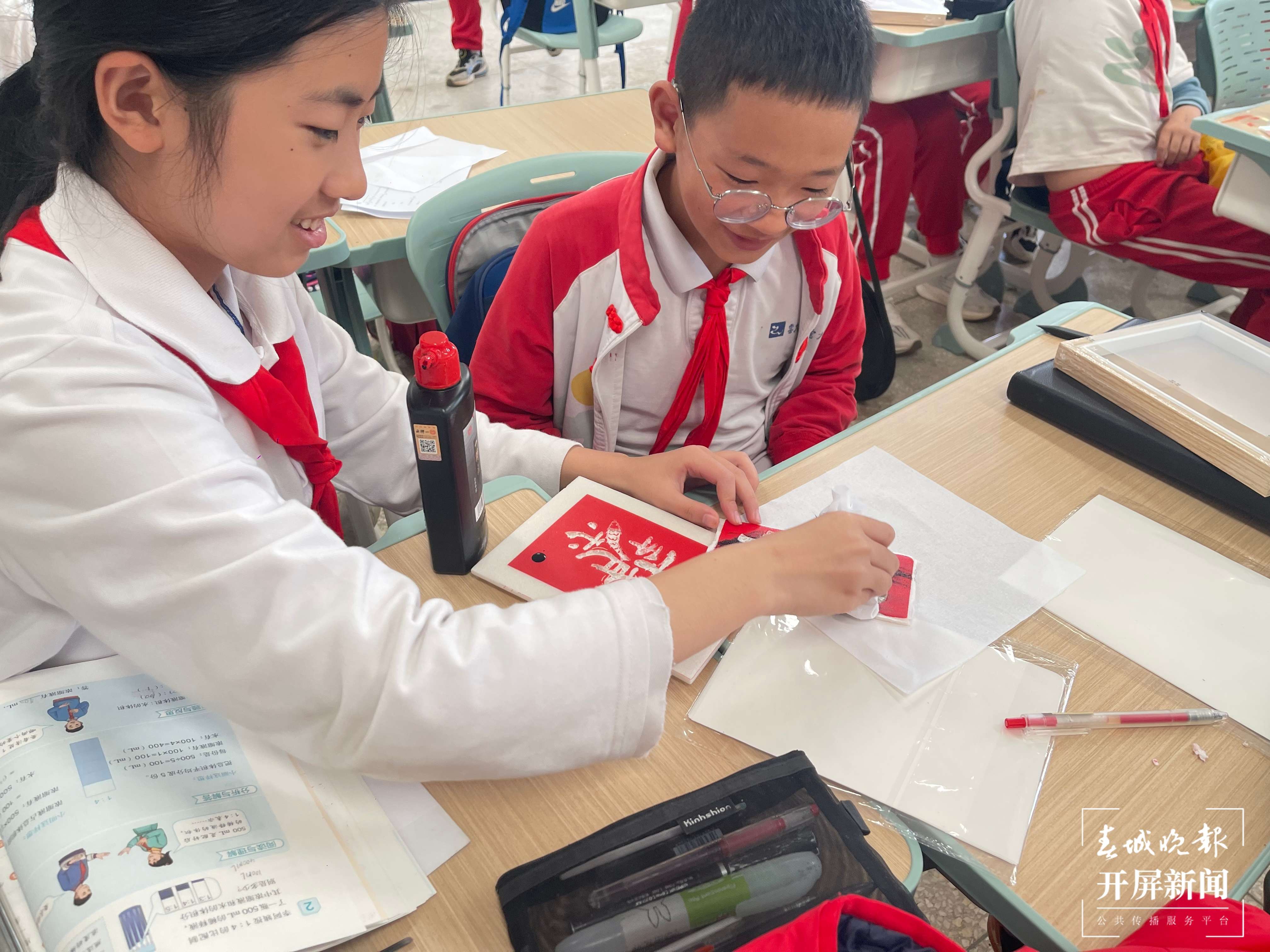 西林附中拓印活动激发学生创造力