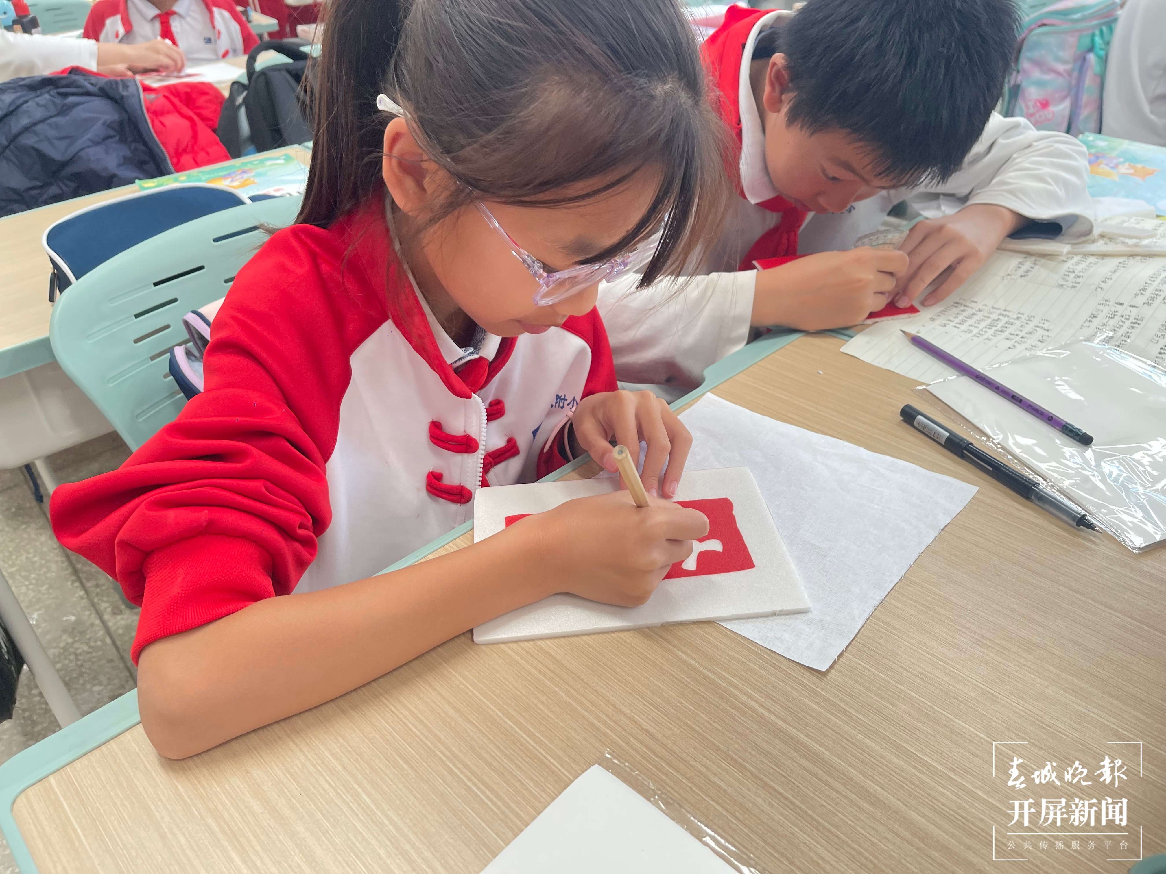 西林附中拓印活动激发学生创造力