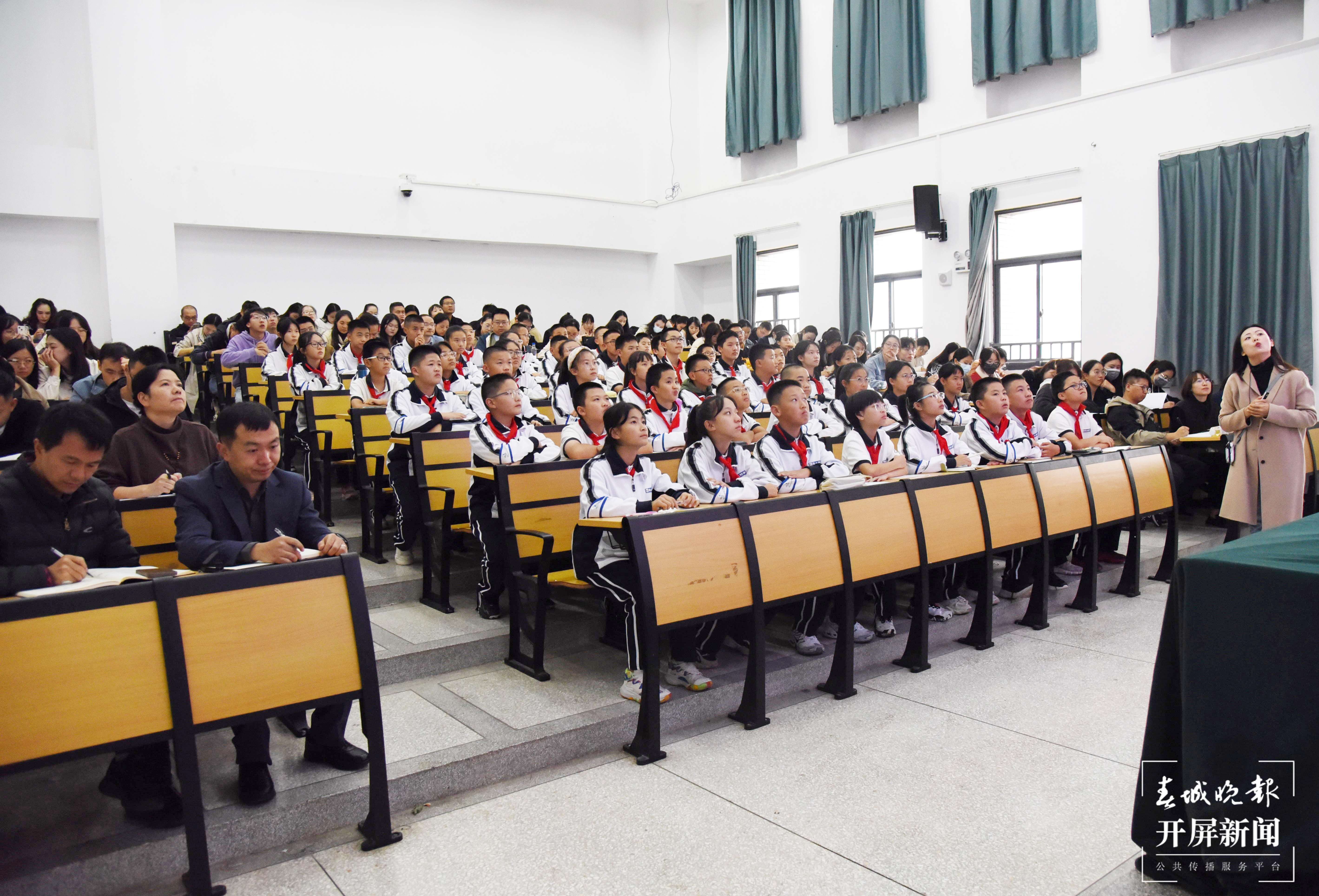 云大附中名师受邀前往西林附中上示范课