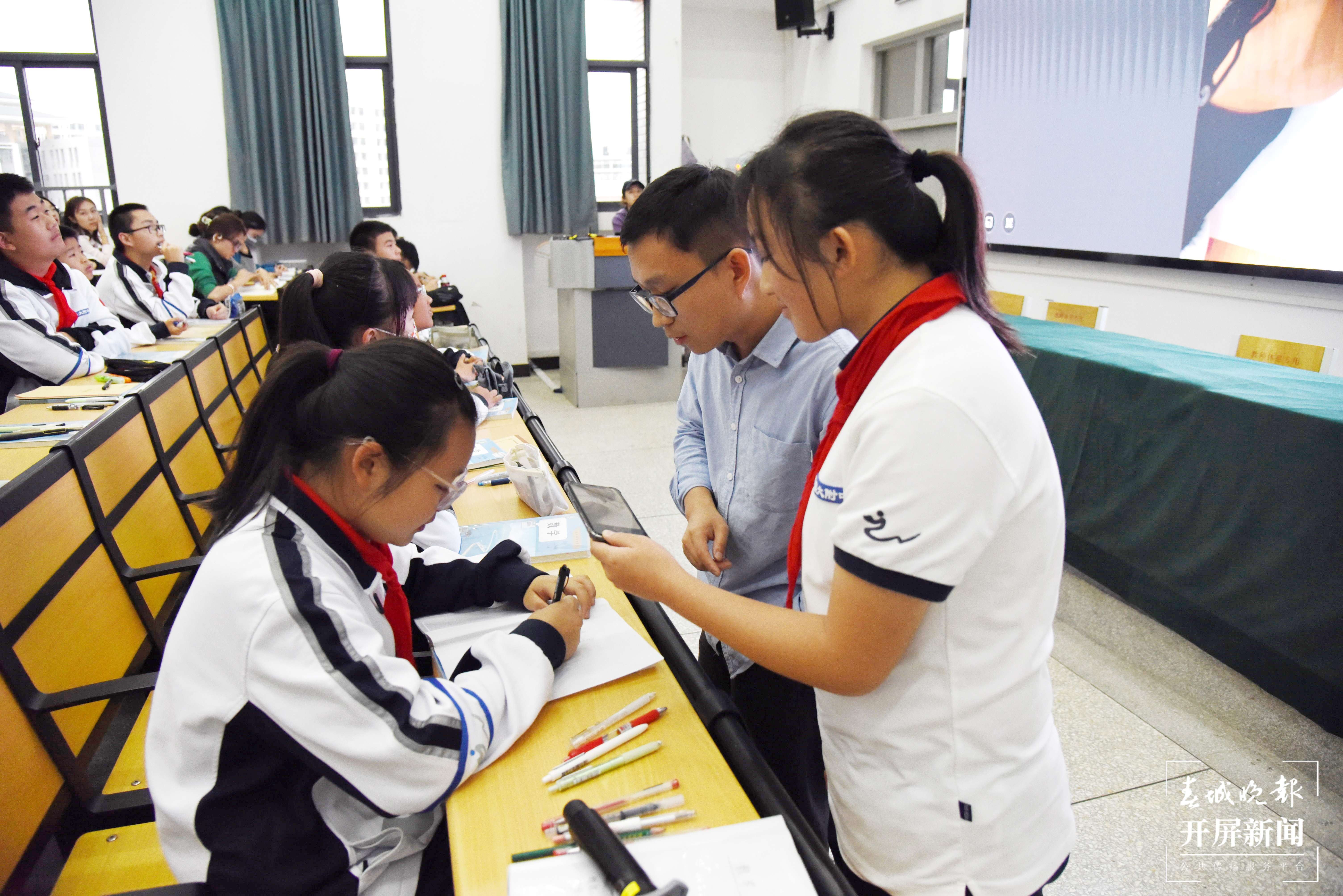 云大附中名师受邀前往西林附中上示范课