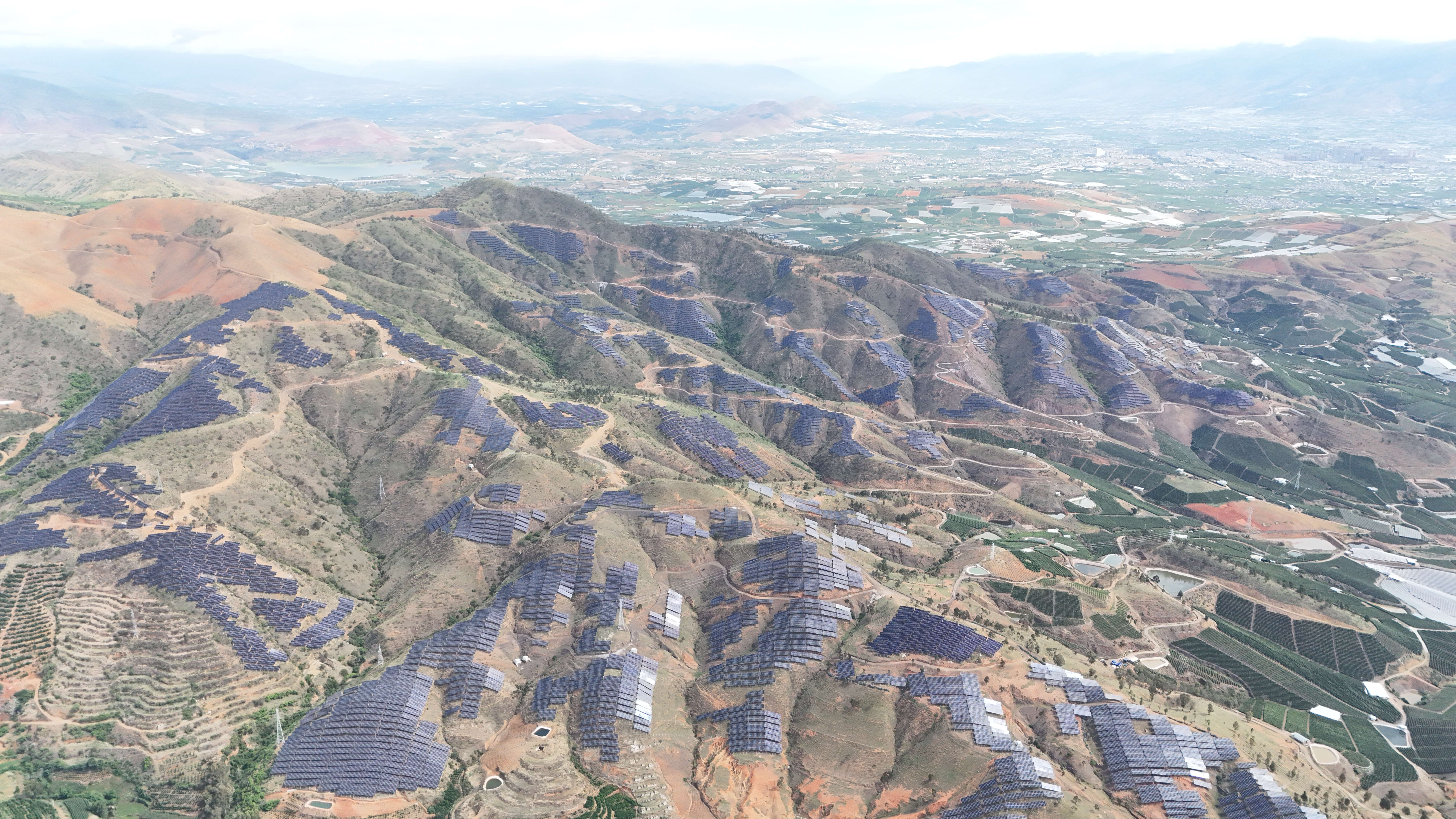 高质量发展大理行 | 荒山披“鳞甲”，绿电送万家