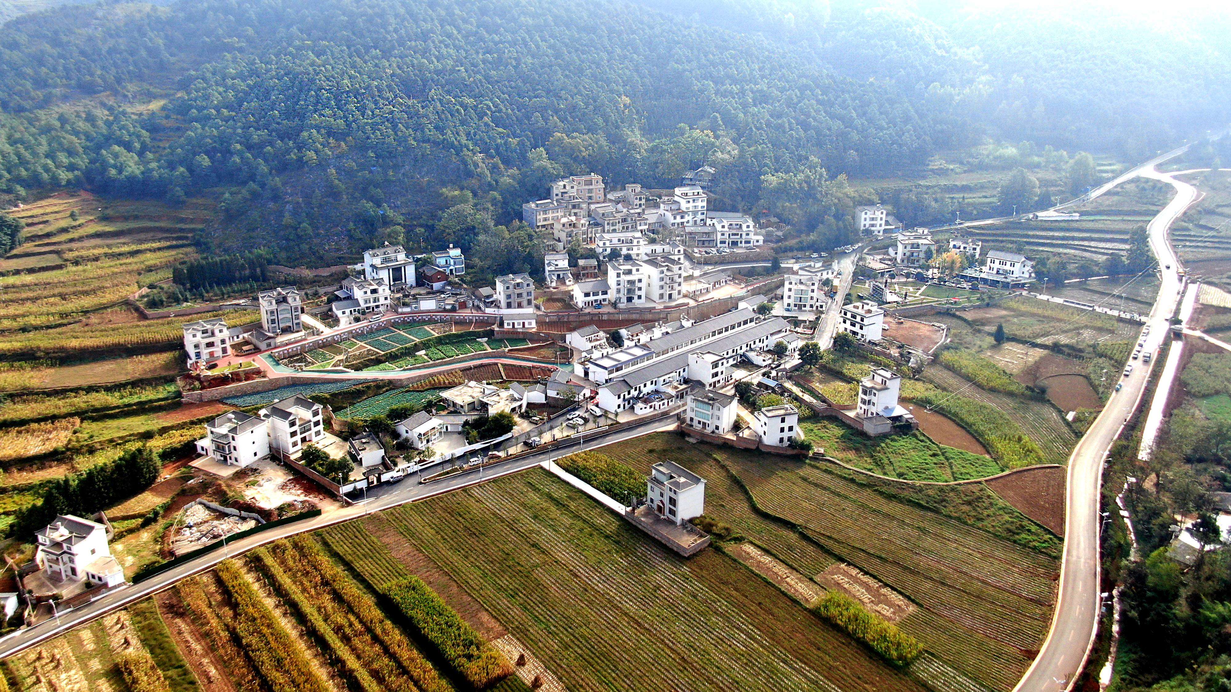 聚力曲靖“五张名片” | 在这个小山村可“上天”可与墙“对话”可到田里点菜吃饭